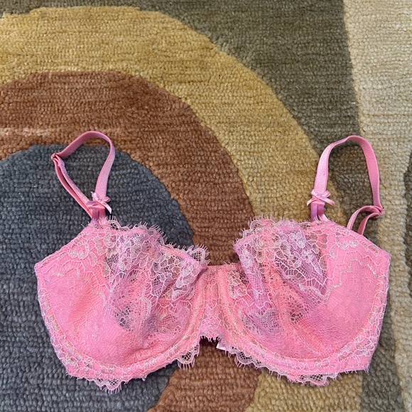 Victoria's Secret Other - Like-New Victoria’s Secret Dream Angels Push Up Bra Un-Padded Pink Lace Size 32D